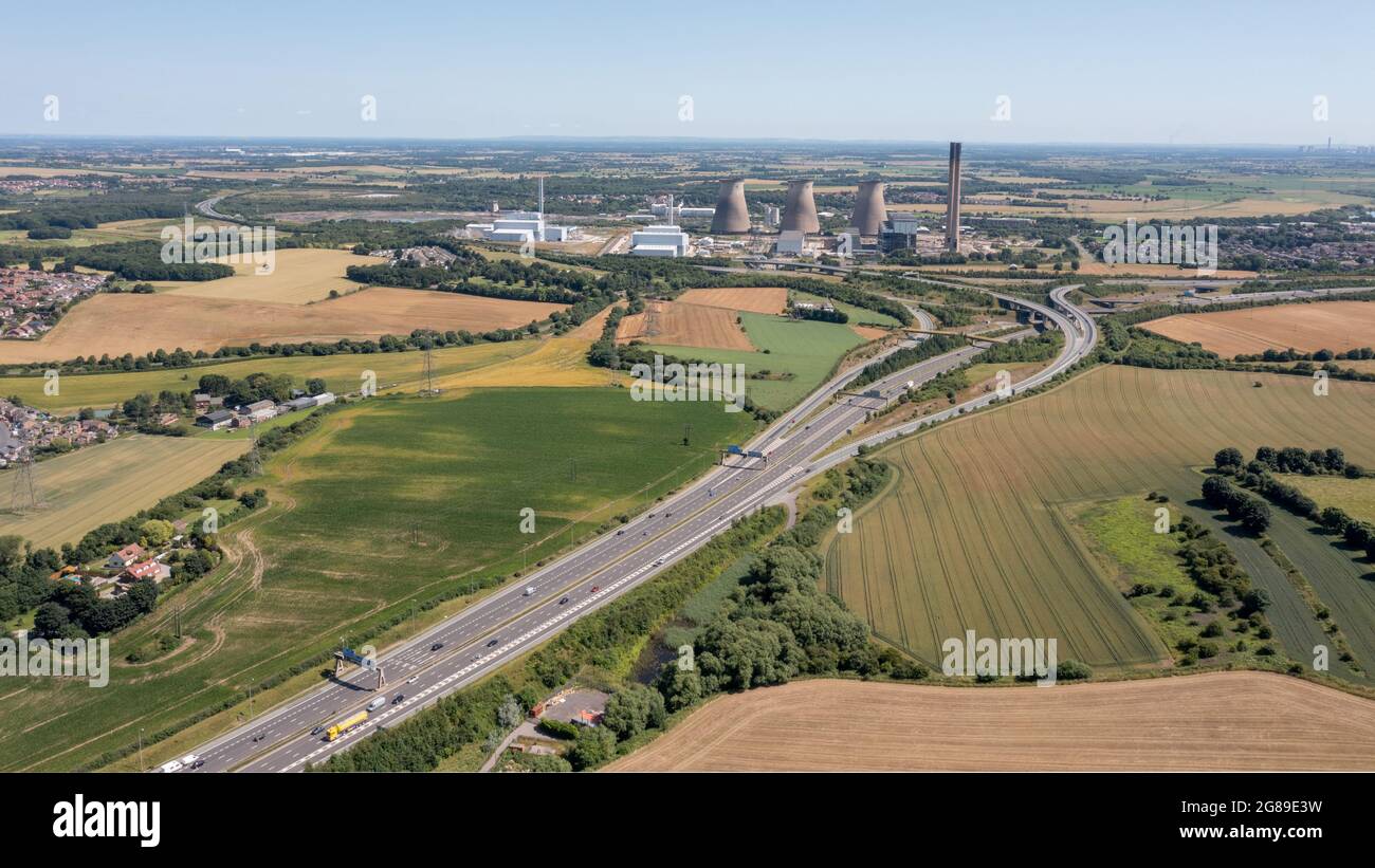 Ferrybridge Power Station nel West Yorkshire, lungo l'autostrada M62, passando tra Leeds e Ferrybridge. Vista aerea dell'autostrada Foto Stock