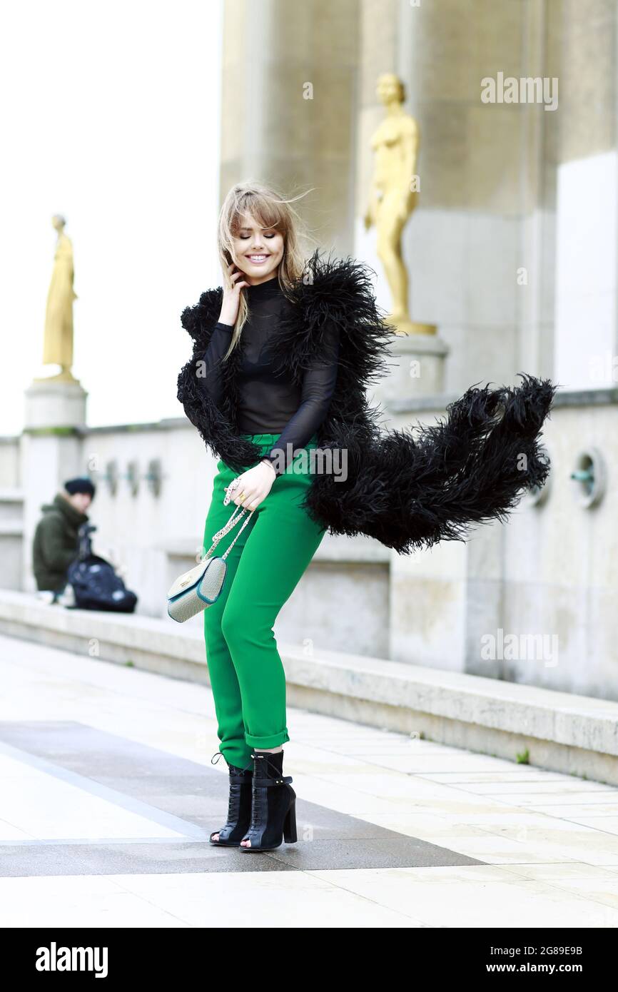 Kristina Bazan alla settimana della moda di Parigi - stile di strada - Francia Foto Stock