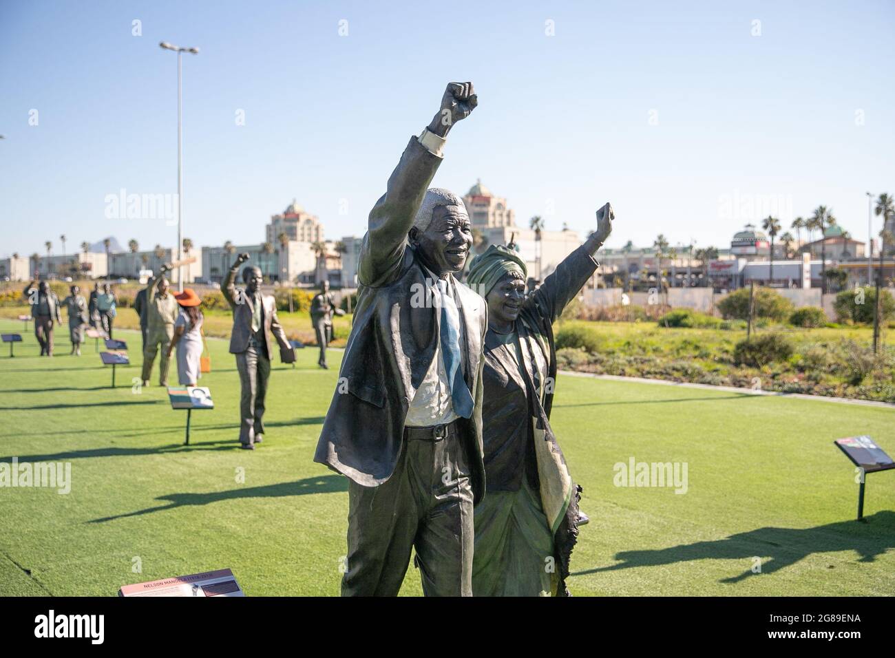Città del Capo, Sud Africa. 18 luglio 2021. Statue di bronzo di Nelson Mandela e di sua moglie Winnie Madikizela-Mandela sono esposte in un luogo turistico a Città del Capo, Sud Africa, 18 luglio 2021. Nel novembre 2009, l'Assemblea generale dell'ONU ha dichiarato il 18 luglio, il compleanno di Mandela, come "Nelson Mandela International Day" in riconoscimento dei contributi dell'ex presidente sudafricano alla pace e alla libertà. Credit: LYU Tianran/Xinhua/Alamy Live News Foto Stock