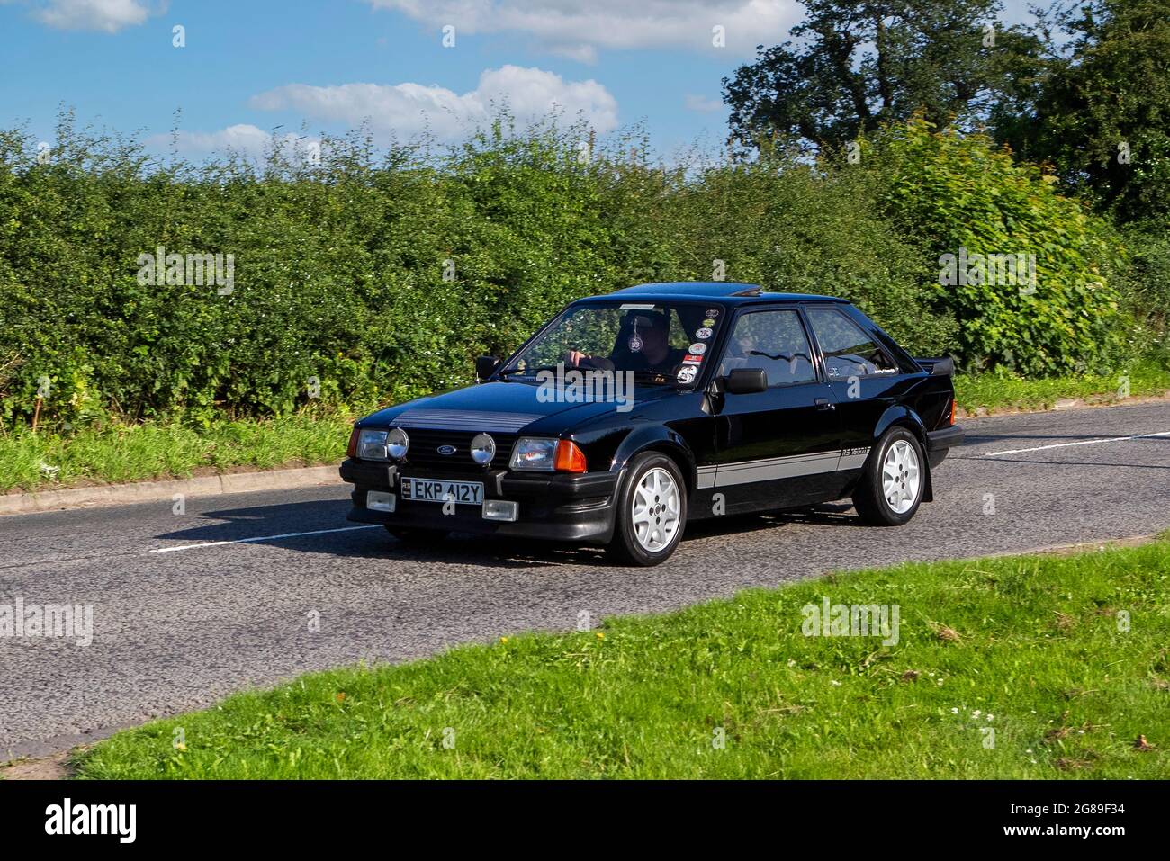 1983 80s nero Ford GL 5 velocità manuale, 1597 cc benzina 2dr berlina veicolo in rotta per Capesthorne Hall Classic auto show luglio, Cheshire, Regno Unito Foto Stock