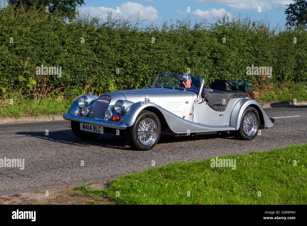 1995 veicoli Morgan argento a 4 velocità auto sportive manuali in rotta per Capesthorne Hall Classic luglio mostra auto, Cheshire, Regno Unito Foto Stock