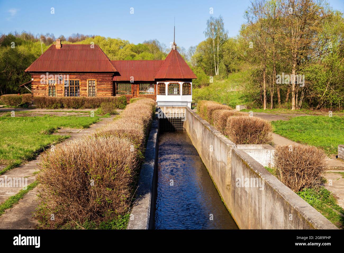 Vecchia centrale idroelettrica rurale, una delle prime centrali idroelettriche rurali dell'URSS. Yaropolets, regione di Mosca, Russia Foto Stock
