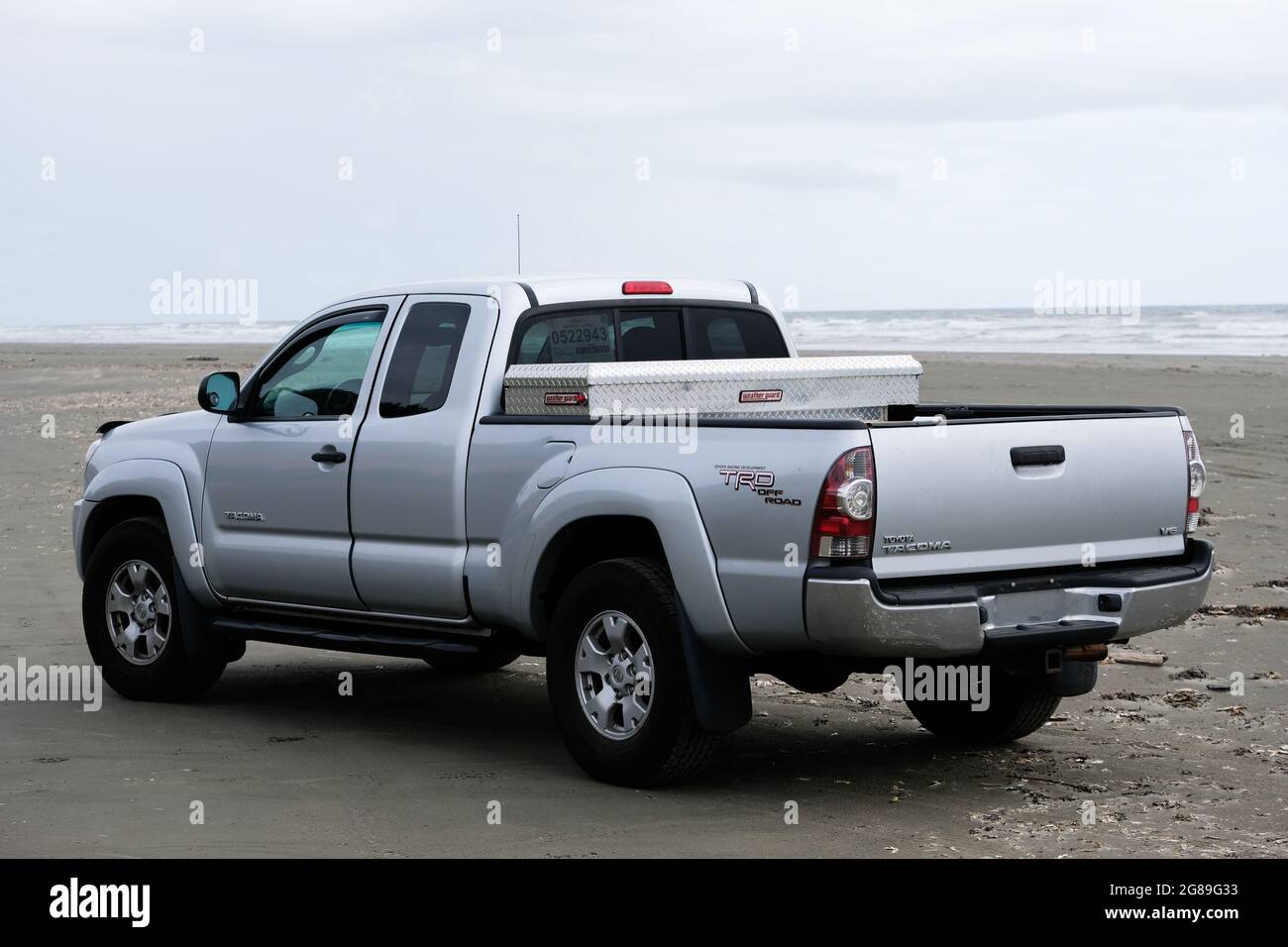Toyota Tacoma pick-up camion (anno modello 2011) su una spiaggia presso l'Oceano Pacifico, stato di Washington, Stati Uniti. Foto Stock