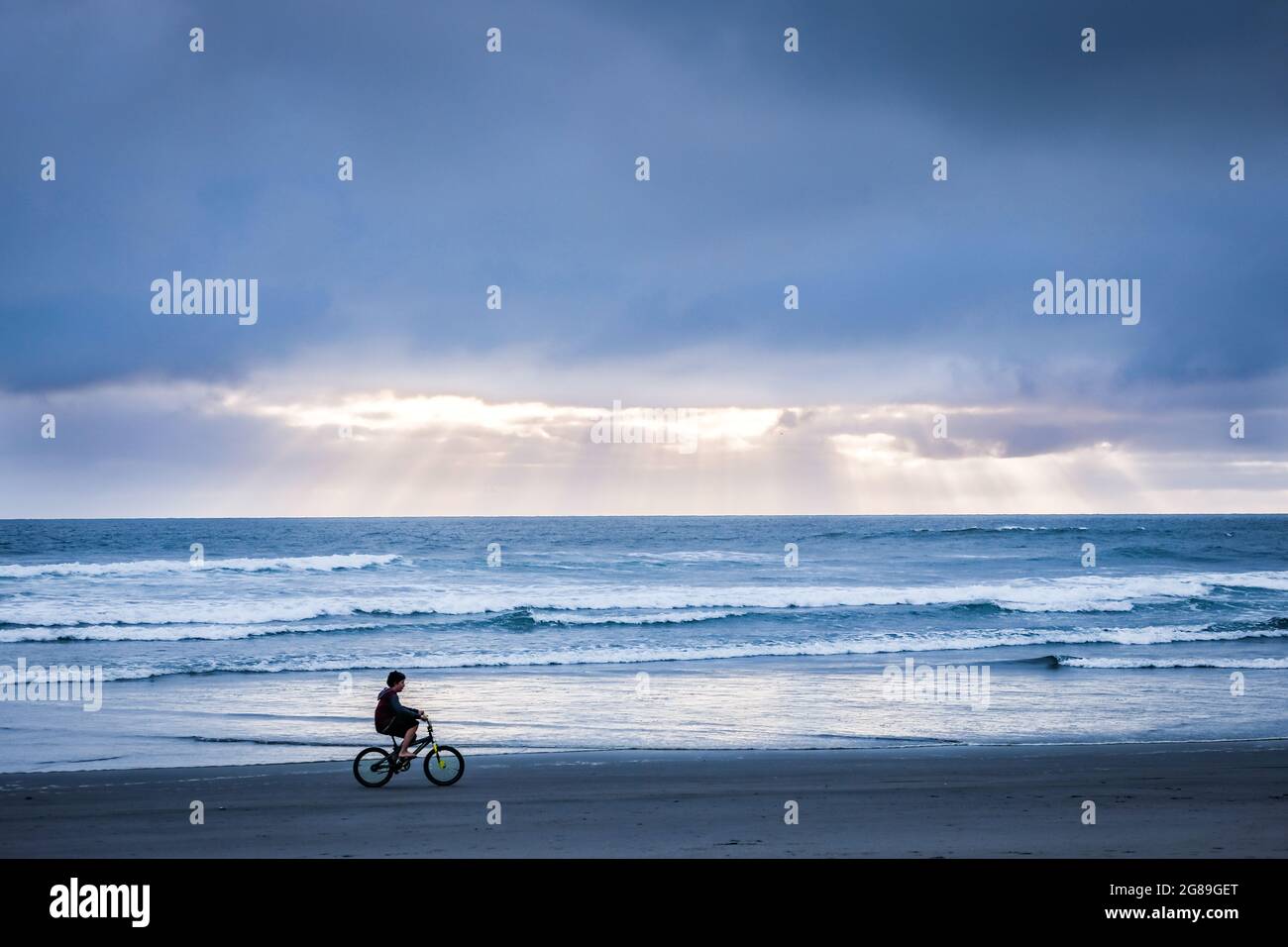 Bicicletta sulla spiaggia vicino all'Oceano Pacifico, Cape Disappointment state Park, Washington state, USA. Foto Stock