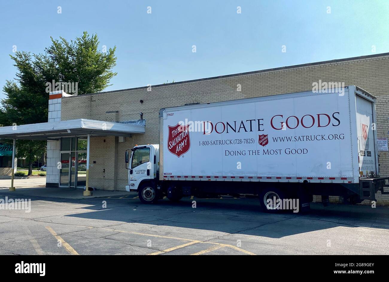 Camion di donazione parcheggiato fuori di un centro di donazione dell'Esercito della salvezza Foto Stock