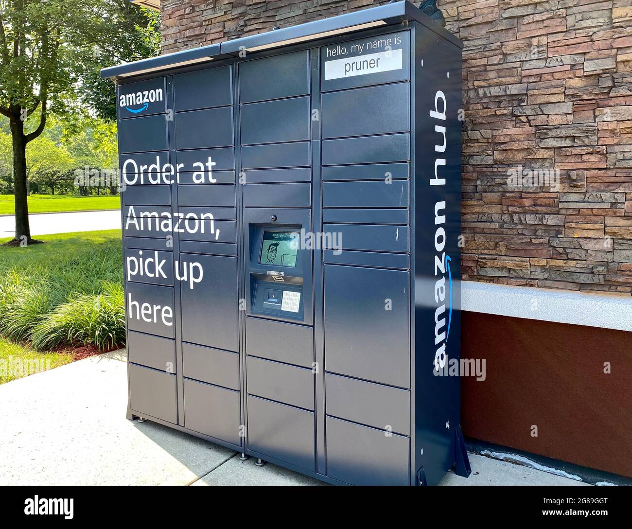 Amazon Hub Locker per una posizione di consegna alternativa all'esterno di  un minimarket consente agli acquirenti di ordinare su Amazon, ritirarsi  presso l'armadietto Foto stock - Alamy