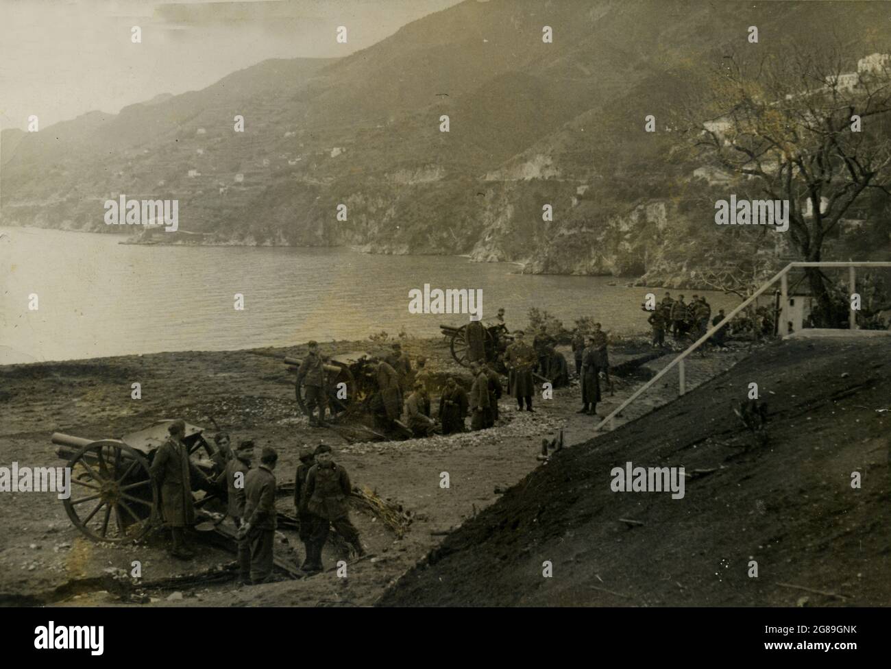 WW2 WWII Esercito Italiano - X Reggimento Artiglieria Bologna - 30 esima batteria Costiera - Cannoni da 75-27-06 - Vietri sul Mare - Salerno - Italia Foto Stock