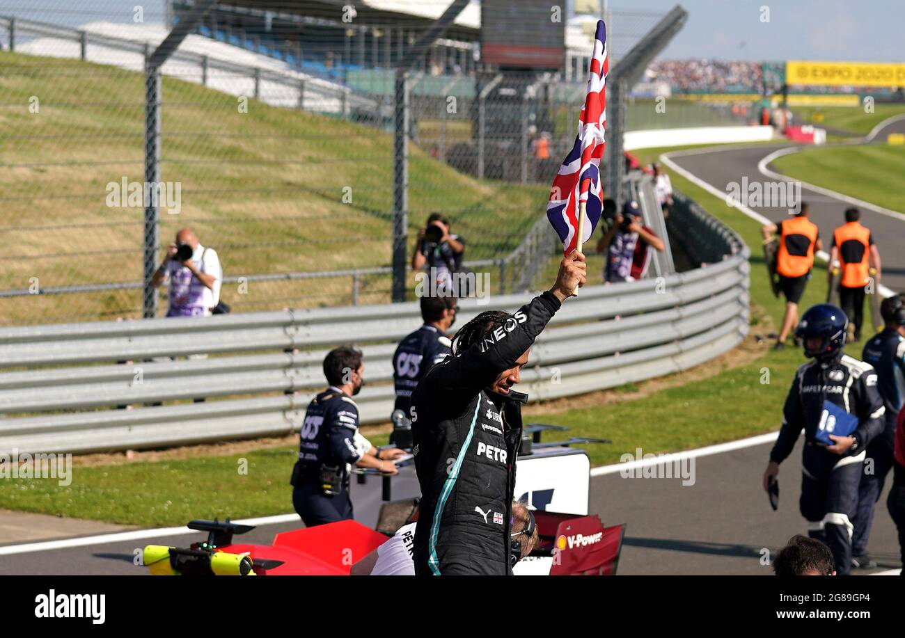 La Mercedes Lewis Hamilton celebra la vittoria del Gran Premio di Gran Bretagna a Silverstone, Towcester. Data immagine: Domenica 18 luglio 2021. Foto Stock