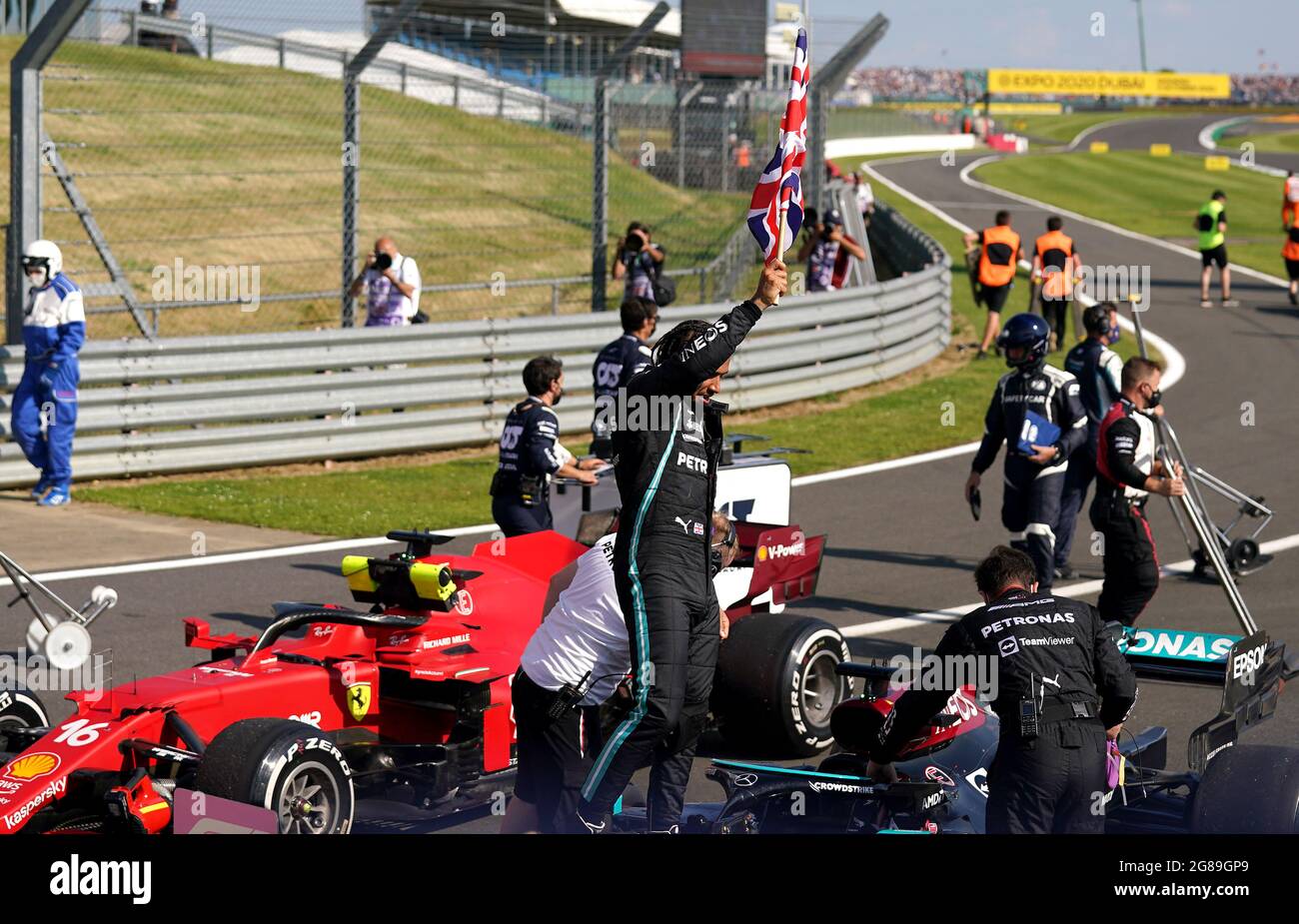 La Mercedes Lewis Hamilton celebra la vittoria del Gran Premio di Gran Bretagna a Silverstone, Towcester. Data immagine: Domenica 18 luglio 2021. Foto Stock