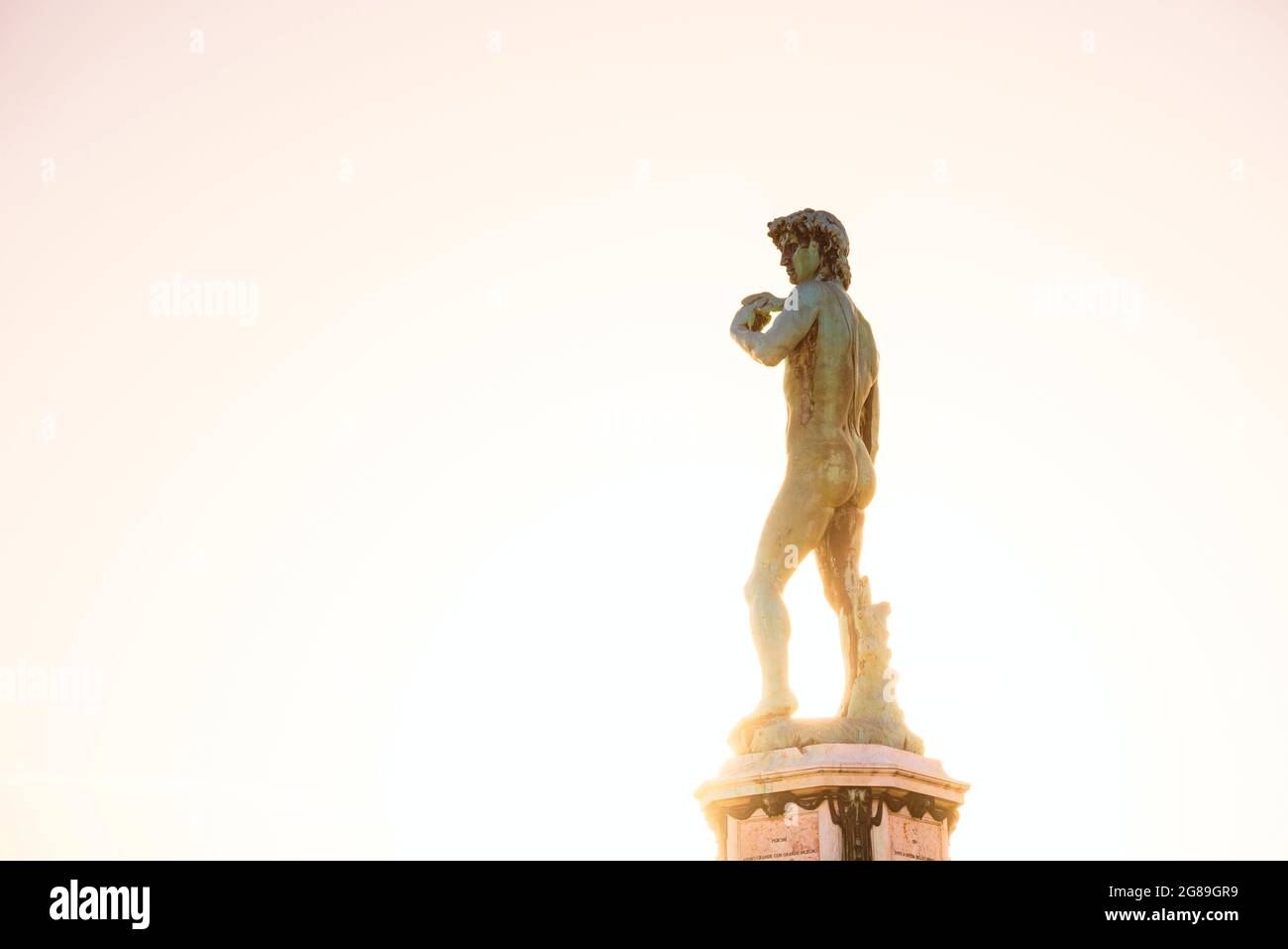 Piazzale Michelangelo, Statua del David di Michelangelo. Firenze Italia. Iluminati con raggi solari dorati Foto Stock