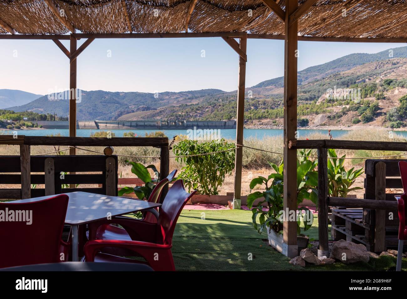 Diga di Beznar vista dalla terrazza con campi di canna nella sua area ricreativa. Foto Stock