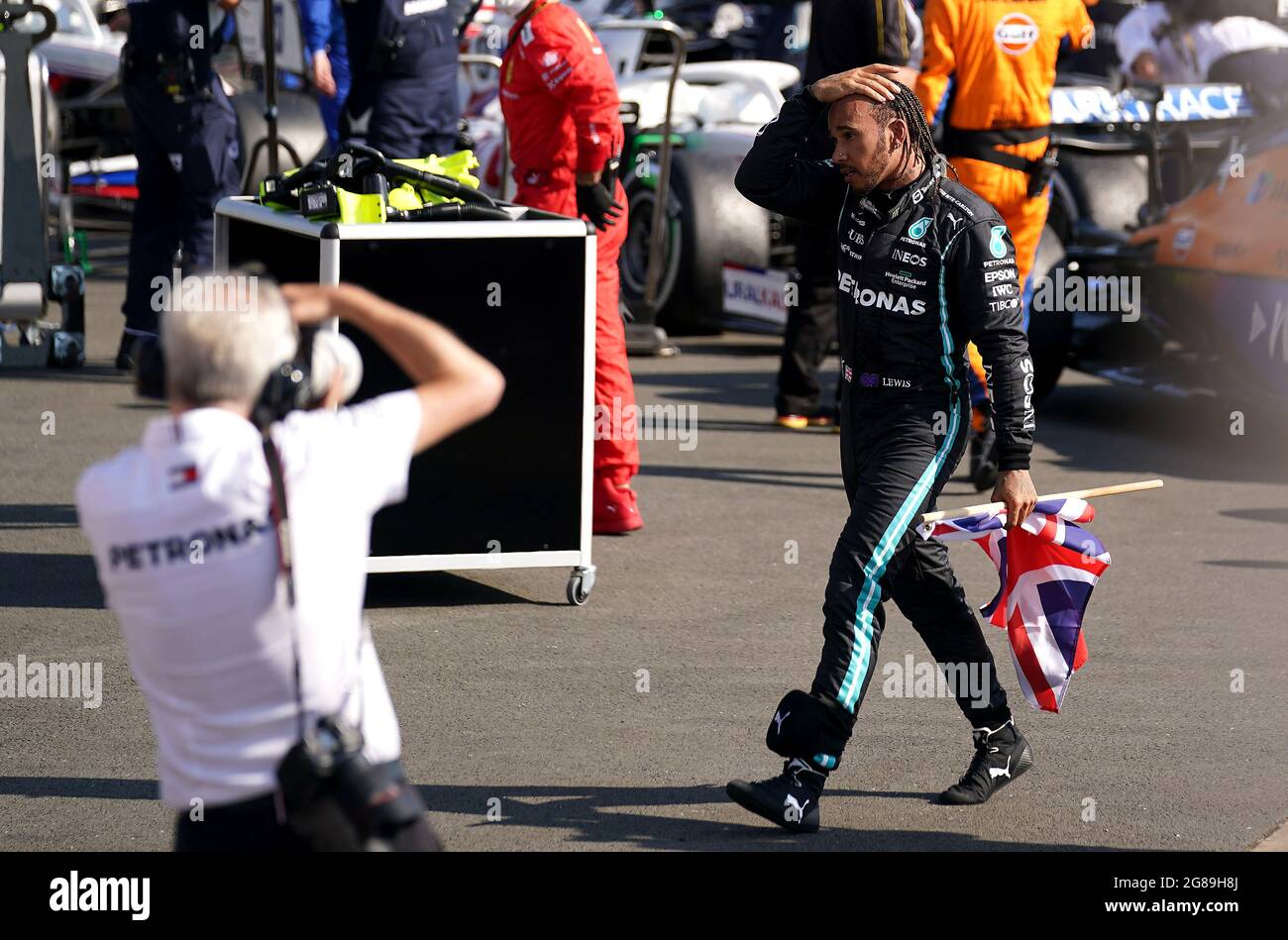 La Mercedes Lewis Hamilton celebra la vittoria del Gran Premio di Gran Bretagna a Silverstone, Towcester. Data immagine: Domenica 18 luglio 2021. Foto Stock