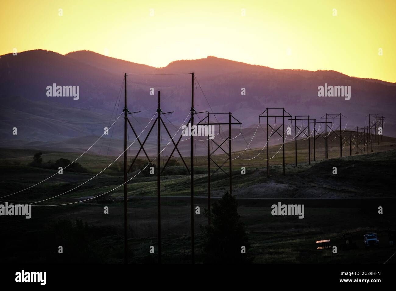 Linee elettriche vicino al lago Desmet, vicino a Buffalo, Wyoming, USA. Foto Stock