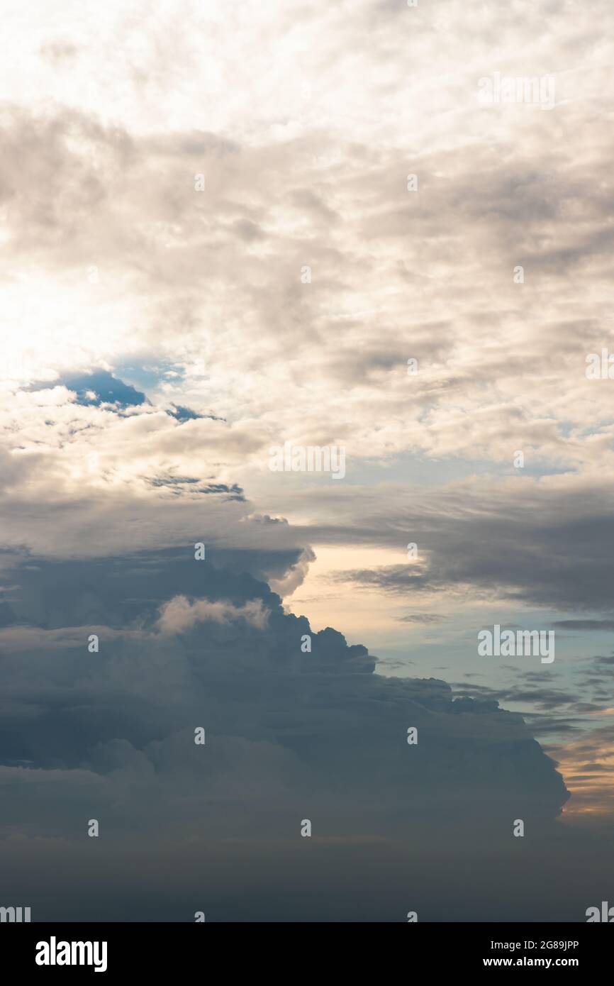 Il sole splende attraverso le nuvole nel cielo. La forma delle nuvole evoca immaginazione e creatività. Possono essere utilizzati come sfondi che sembrano ama Foto Stock