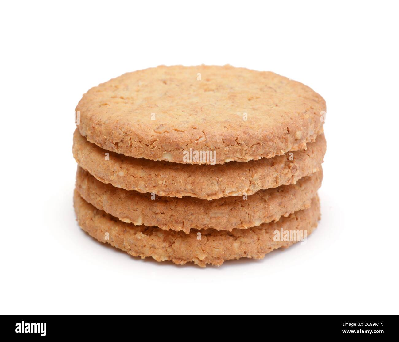 Stack di diversi biscotti freschi a grani interi isolati su bianco. Foto Stock