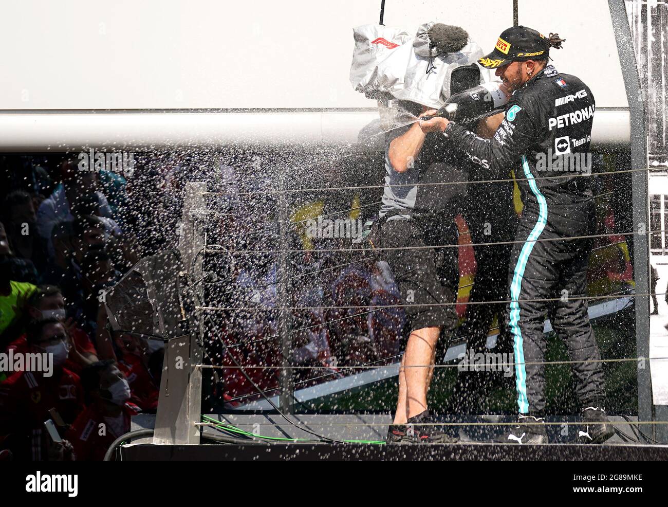 La Mercedes Lewis Hamilton celebra la vittoria del Gran Premio di Gran Bretagna a Silverstone, Towcester. Data immagine: Domenica 18 luglio 2021. Foto Stock