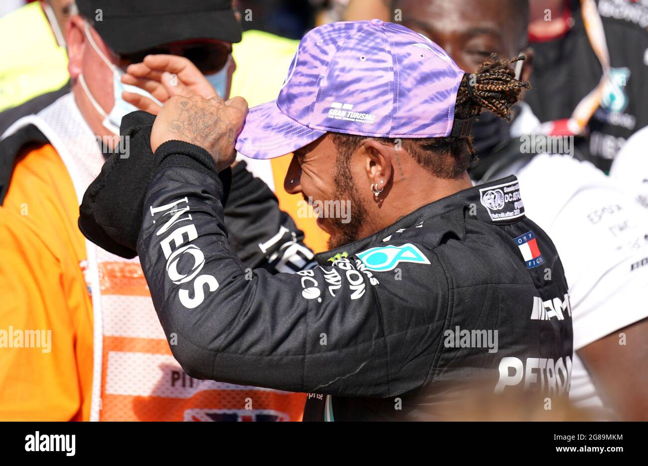 La Mercedes Lewis Hamilton celebra la vittoria del Gran Premio di Gran Bretagna a Silverstone, Towcester. Data immagine: Domenica 18 luglio 2021. Foto Stock