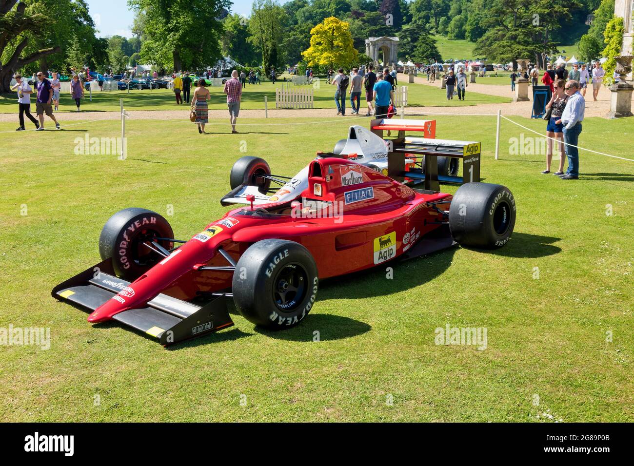 Wilton, Wiltshire, Regno Unito - 7 giugno 2015: Due auto da corsa di Formula 1 coinvolte nel Gran Premio del Giappone 1990 in seguito all'incidente guidato da Ayrton Senna e Alain Prost Foto Stock