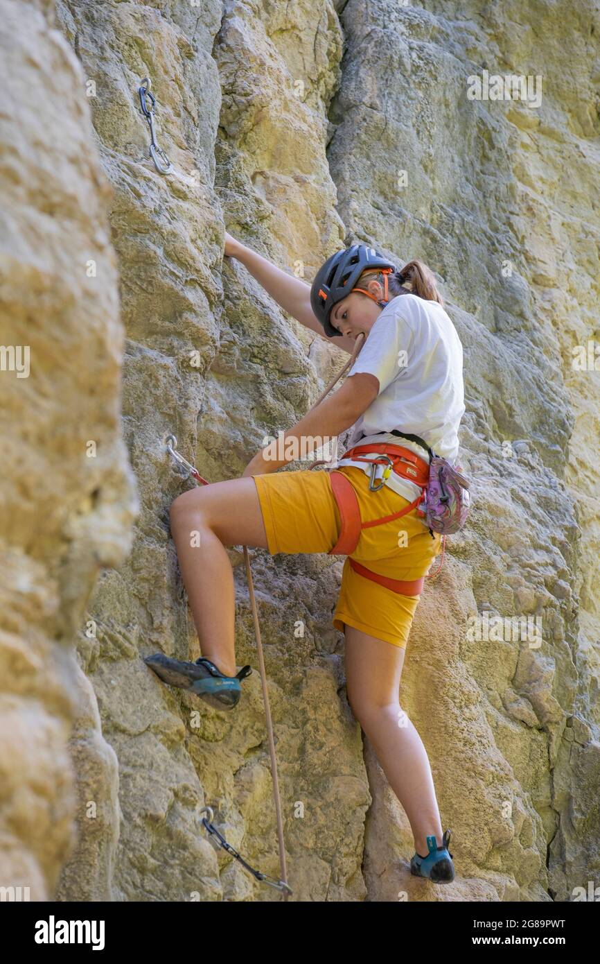 Ragazza adolescente in un difficile tour di arrampicata nella zona di la Gola, Val Sarca, Lago di Garda, Trentino Italia Foto Stock