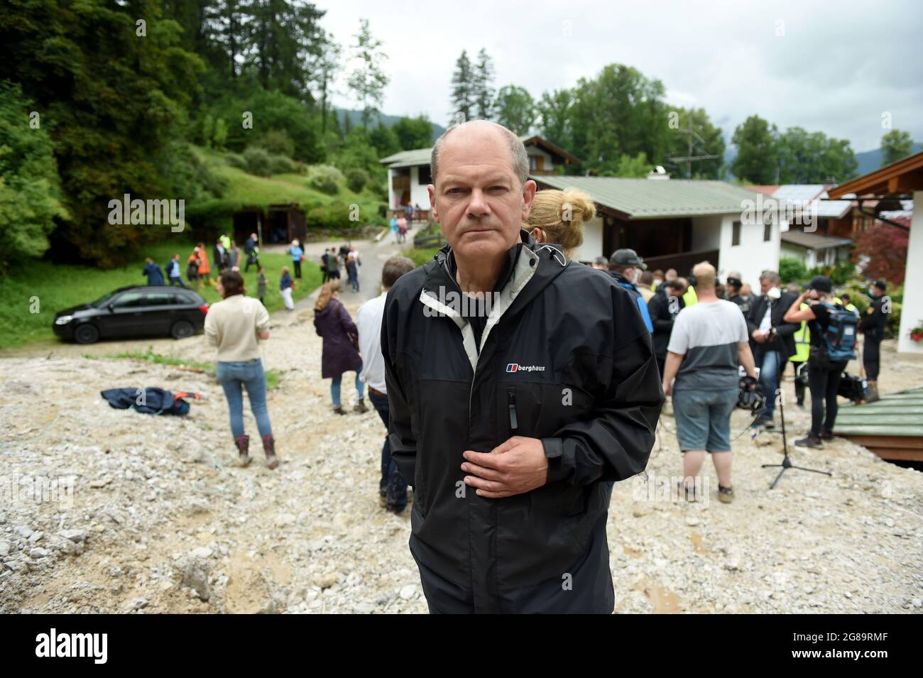 18 luglio 2021, Baviera, Schönau: OLAF Scholz (SPD), Ministro federale delle finanze e candidato al Cancelliere, è sul posto per avere un quadro della situazione causata dalla tempesta e dalle inondazioni. Foto: Felix Hörhager/dpa Foto Stock