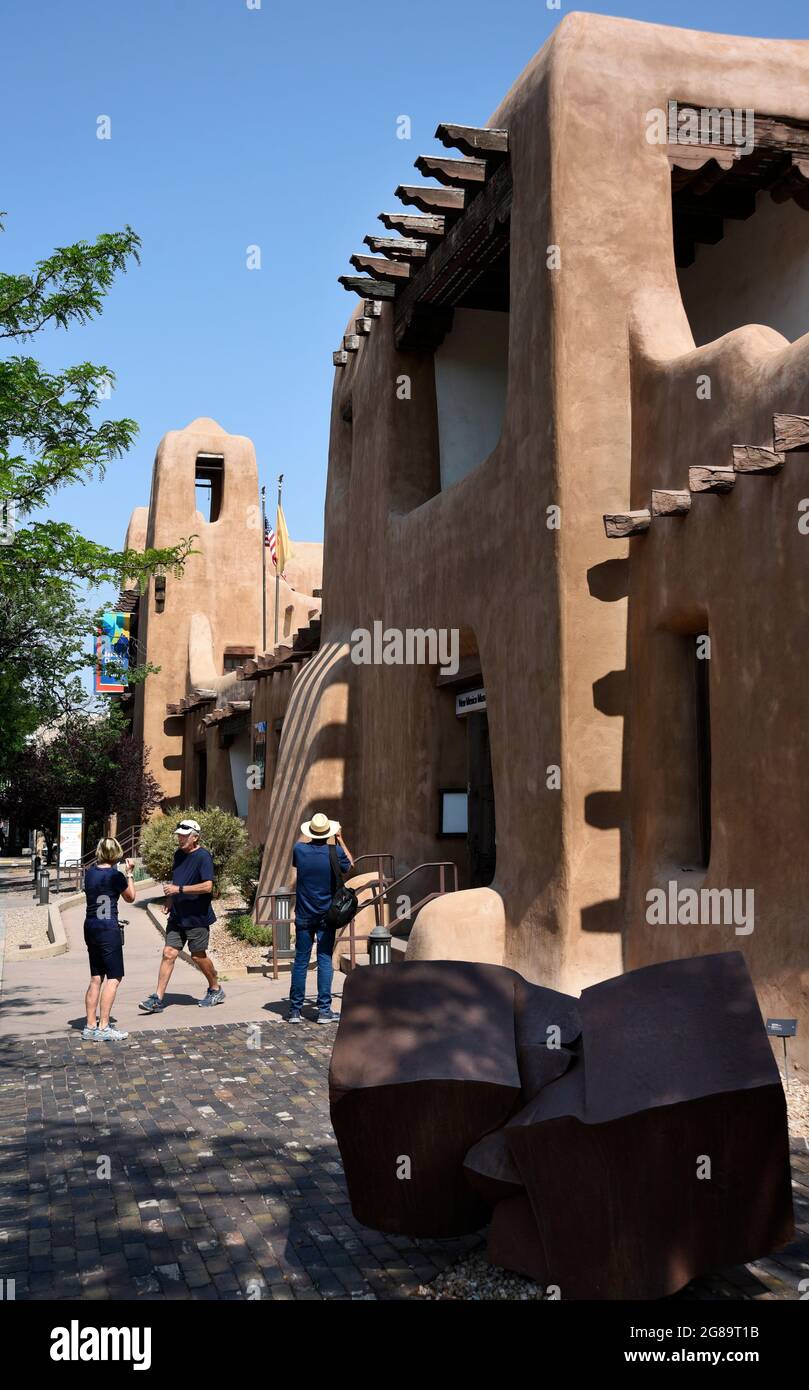 Il New Mexico Museum of Art di Santa Fe, New Mexico, aperto nel 1917, è stato costruito in stile architettonico Pueblo Revival. Foto Stock