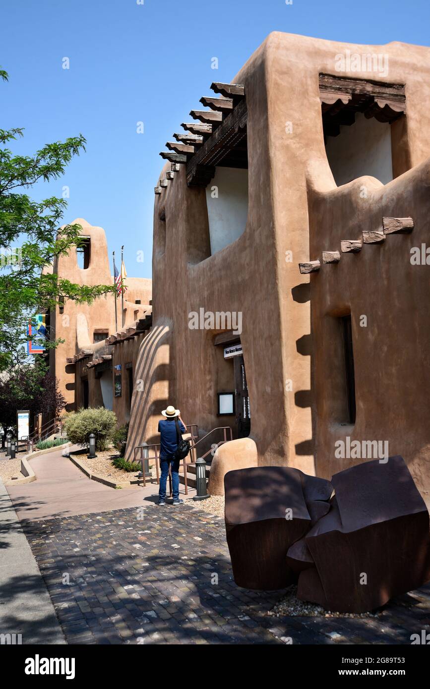Il New Mexico Museum of Art di Santa Fe, New Mexico, aperto nel 1917, è stato costruito in stile architettonico Pueblo Revival. Foto Stock