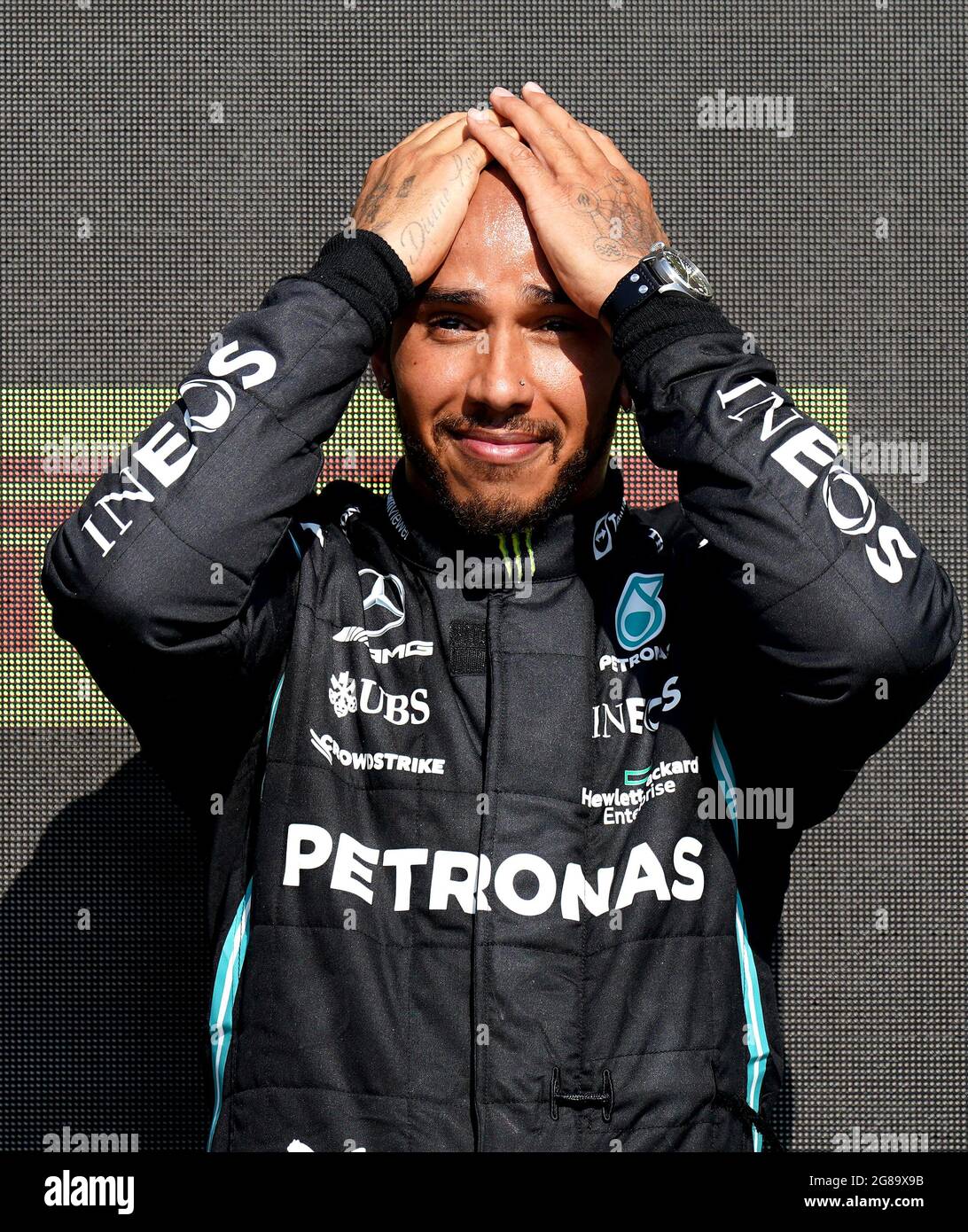 La Mercedes Lewis Hamilton festeggia la vittoria del Gran Premio di Gran Bretagna sul podio di Silverstone, Towcester. Data immagine: Domenica 18 luglio 2021. Foto Stock