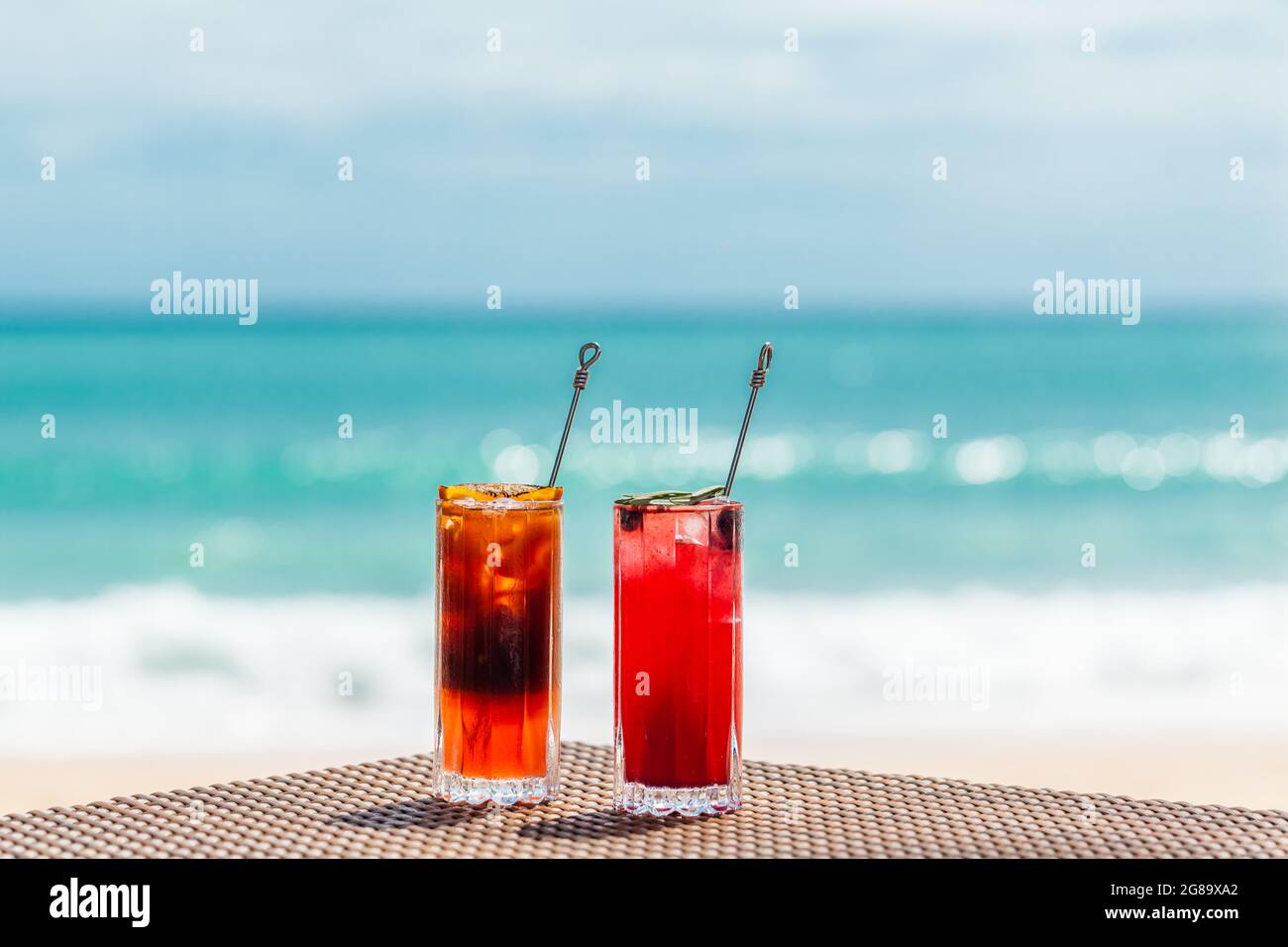 Cocktail colorati esotici a Table by the Sea, concetto Holidays in Paradise Foto Stock