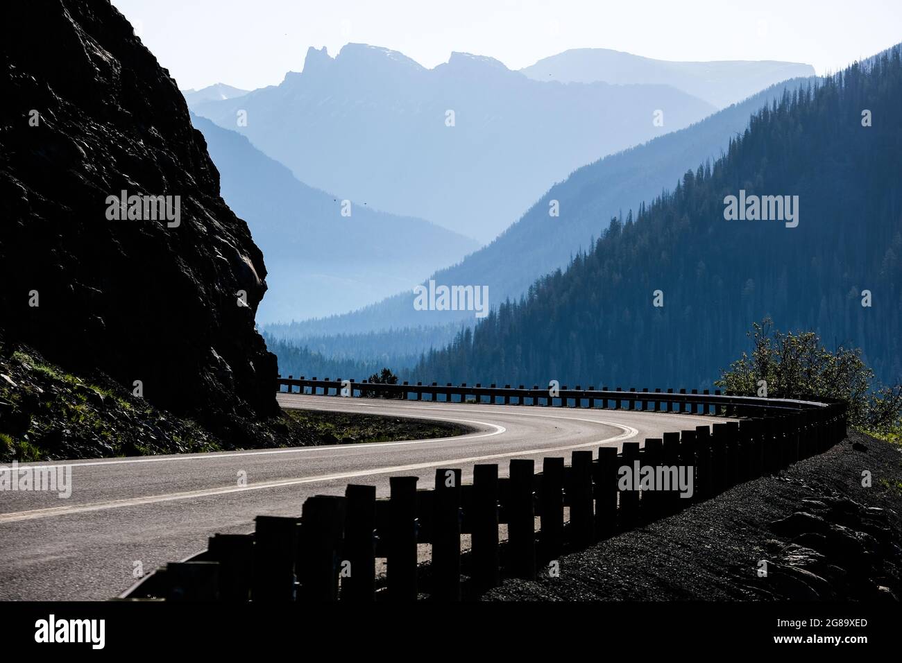 Traffico e strade nel Parco Nazionale di Yellowstone, Wyoming, Stati Uniti, vicino all'entrata est del parco sulla East Entrance Road. Foto Stock