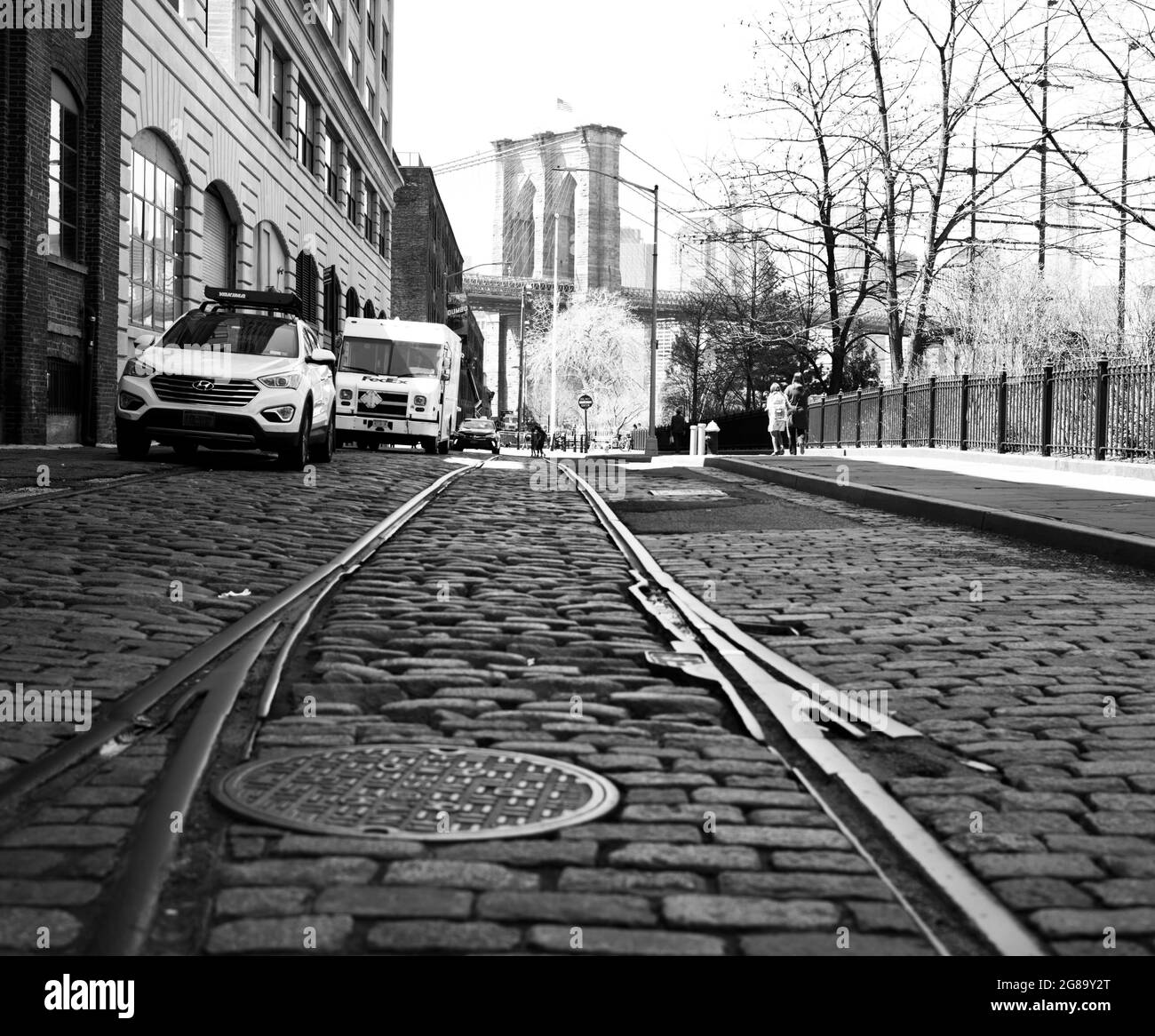 Plymouth Street, di fronte a ovest verso il ponte di Brooklyn, Brooklyn, New York Foto Stock