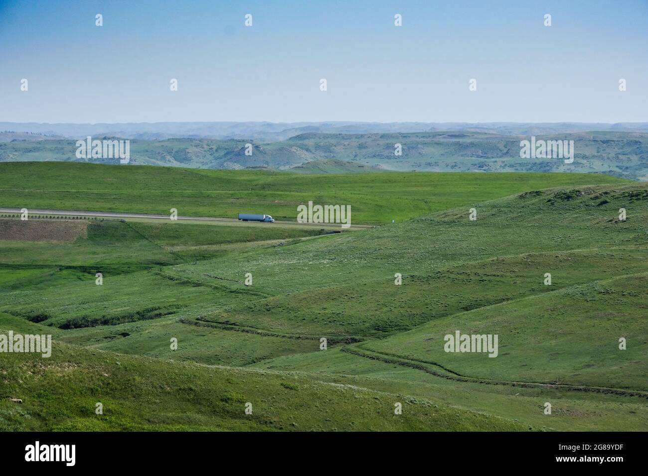 I veicoli viaggiano verso sud sull'Interstate 90 vicino a Story, Wyoming. Trail su collina in primo piano è il percorso del vecchio Bozeman Trail, un ramo dell'Oregon Trail. Foto Stock