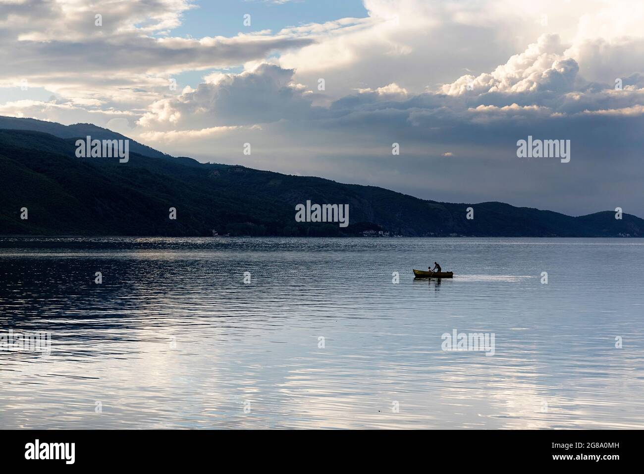Pescatore e una bambina in una tradizionale barca da pesca sul lago Ohrid, Lin, Albania Foto Stock
