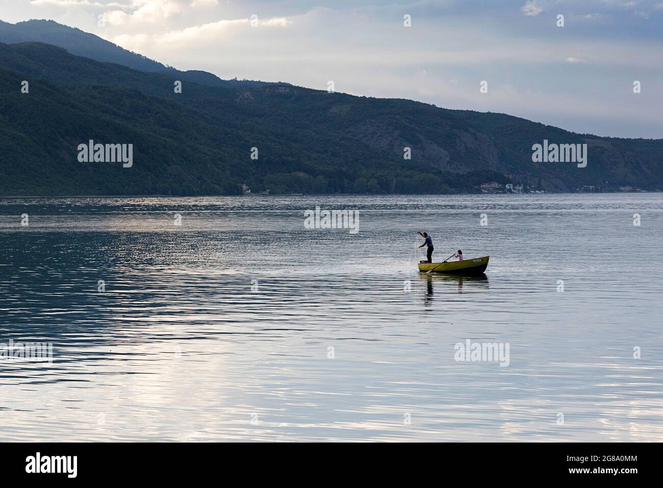 Pescatore e una bambina in una tradizionale barca da pesca sul lago Ohrid, Lin, Albania Foto Stock