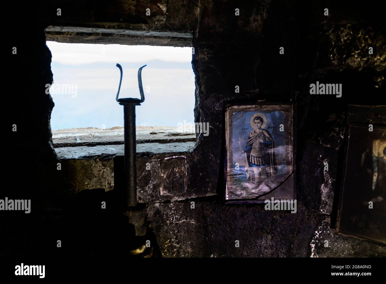 All'interno di un bunker, decorato con icone ortodosse, Lin, Albania Foto Stock