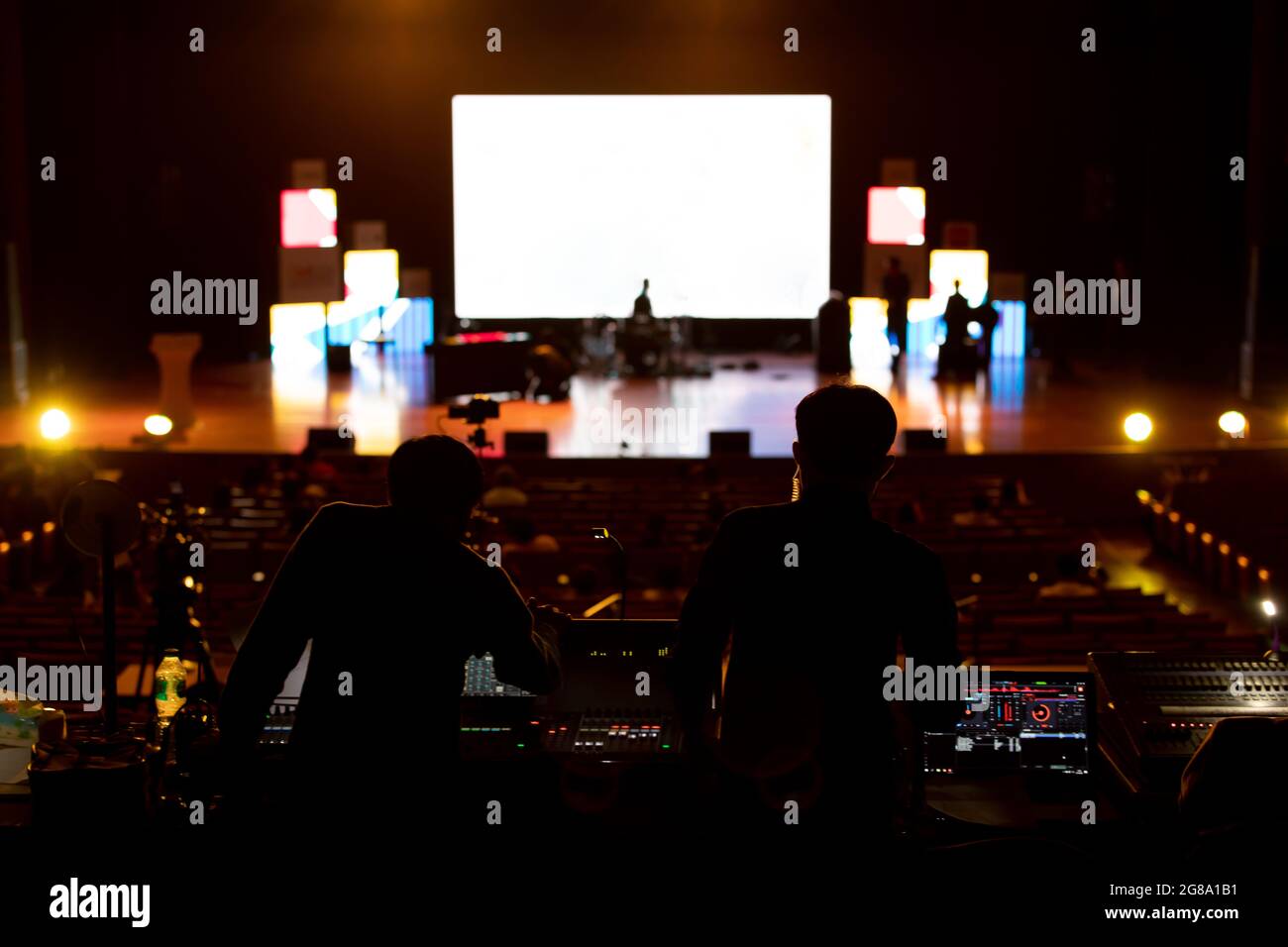 Immagine sfocata del team di tecnici del suono che lavora per preparare il palco del concerto musicale. Foto Stock