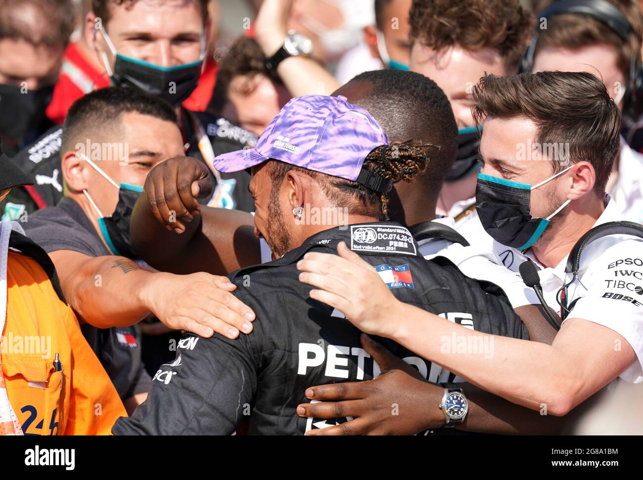 La Mercedes Lewis Hamilton celebra la vittoria del Gran Premio di Gran Bretagna a Silverstone, Towcester. Data immagine: Domenica 18 luglio 2021. Foto Stock