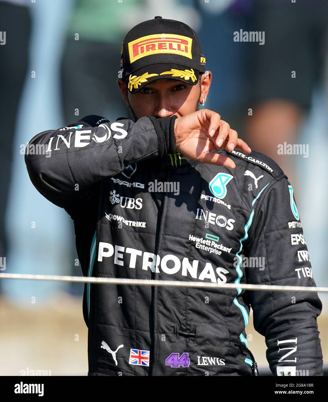 La Mercedes Lewis Hamilton celebra la vittoria del Gran Premio di Gran Bretagna a Silverstone, Towcester. Data immagine: Domenica 18 luglio 2021. Foto Stock