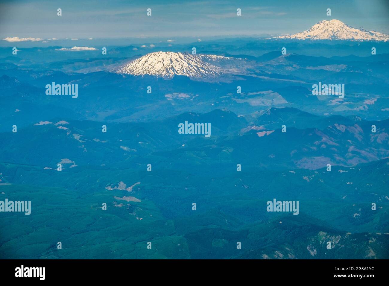 Vista aerea del Monte St. Helens e Mt. Rainier nelle Cascade Mountains dello stato di Washington, Stati Uniti. Foto Stock