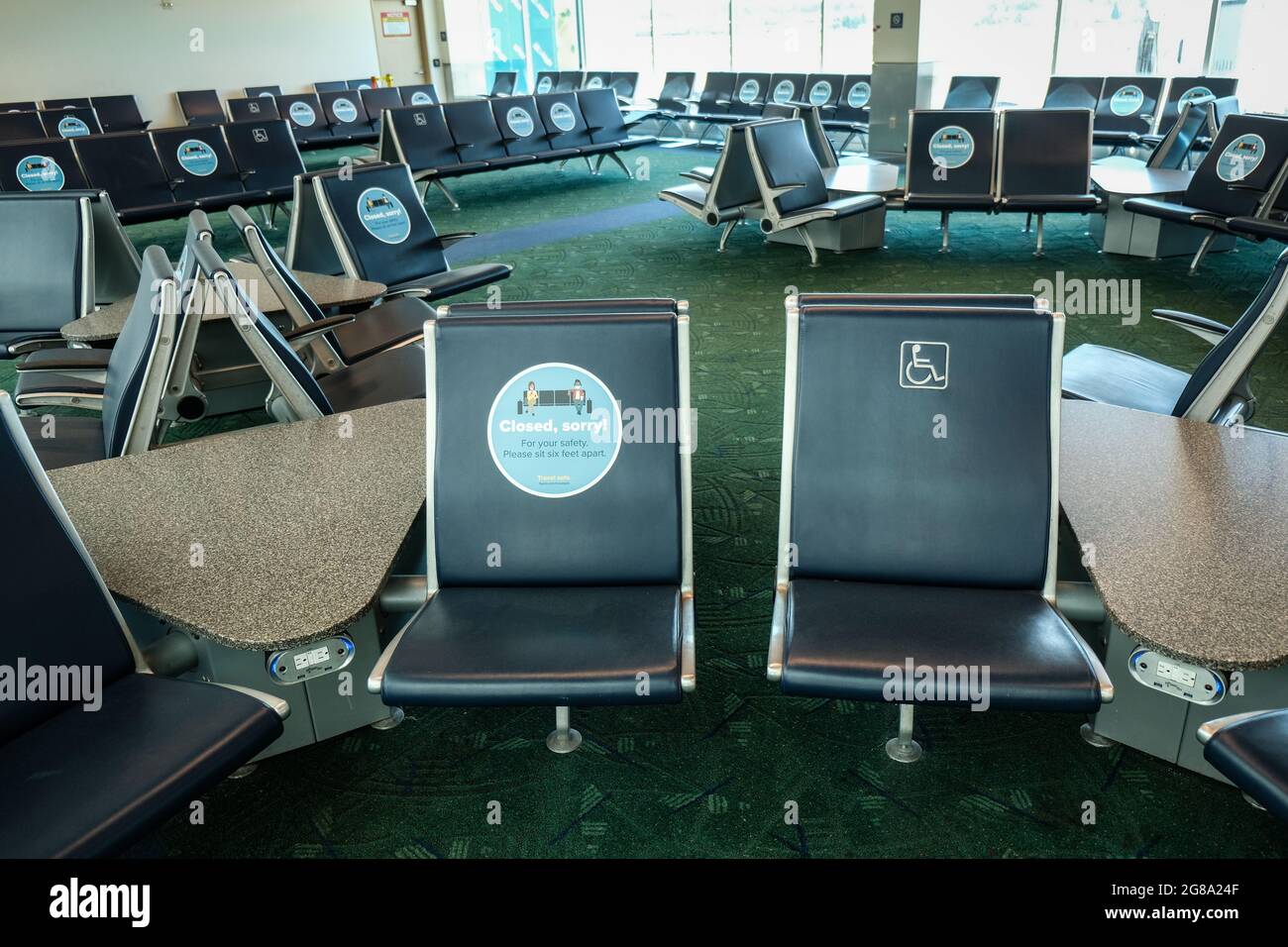 Area di posti a sedere chiusa durante la pandemia COVID-19 presso l'aeroporto di Portland, Oregon, noto come PDX, Oregon, USA. Foto Stock