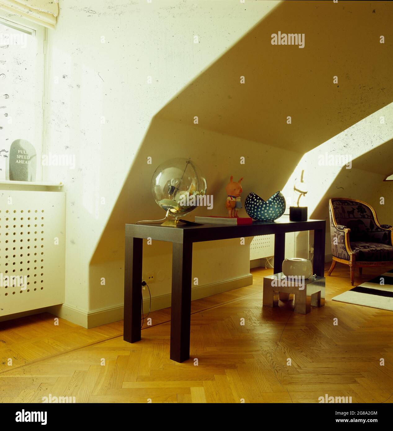 Pavimento in parquet herringbone nella camera mansardata Foto Stock