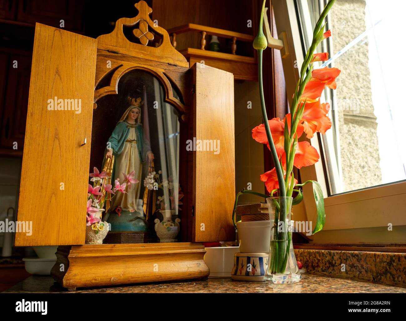 Statua di vergine maria in una nicchia immagini e fotografie stock ad