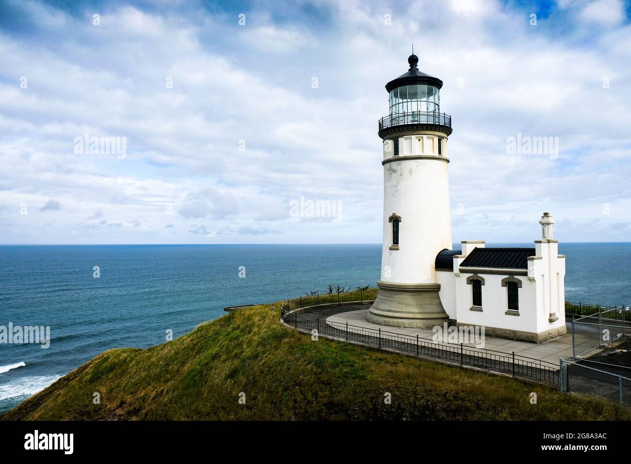 Bellissimo vecchio faro, erba, oceano Pacifico e cielo, costa dello stato di Washington, Stati Uniti, Pacifico nord-ovest. Foto Stock