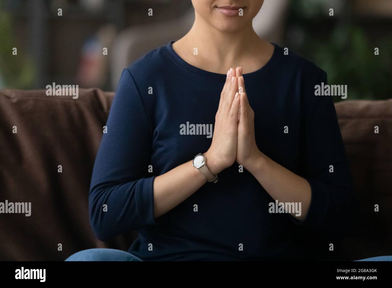 Primo piano di meditate donna indiana a casa Foto Stock