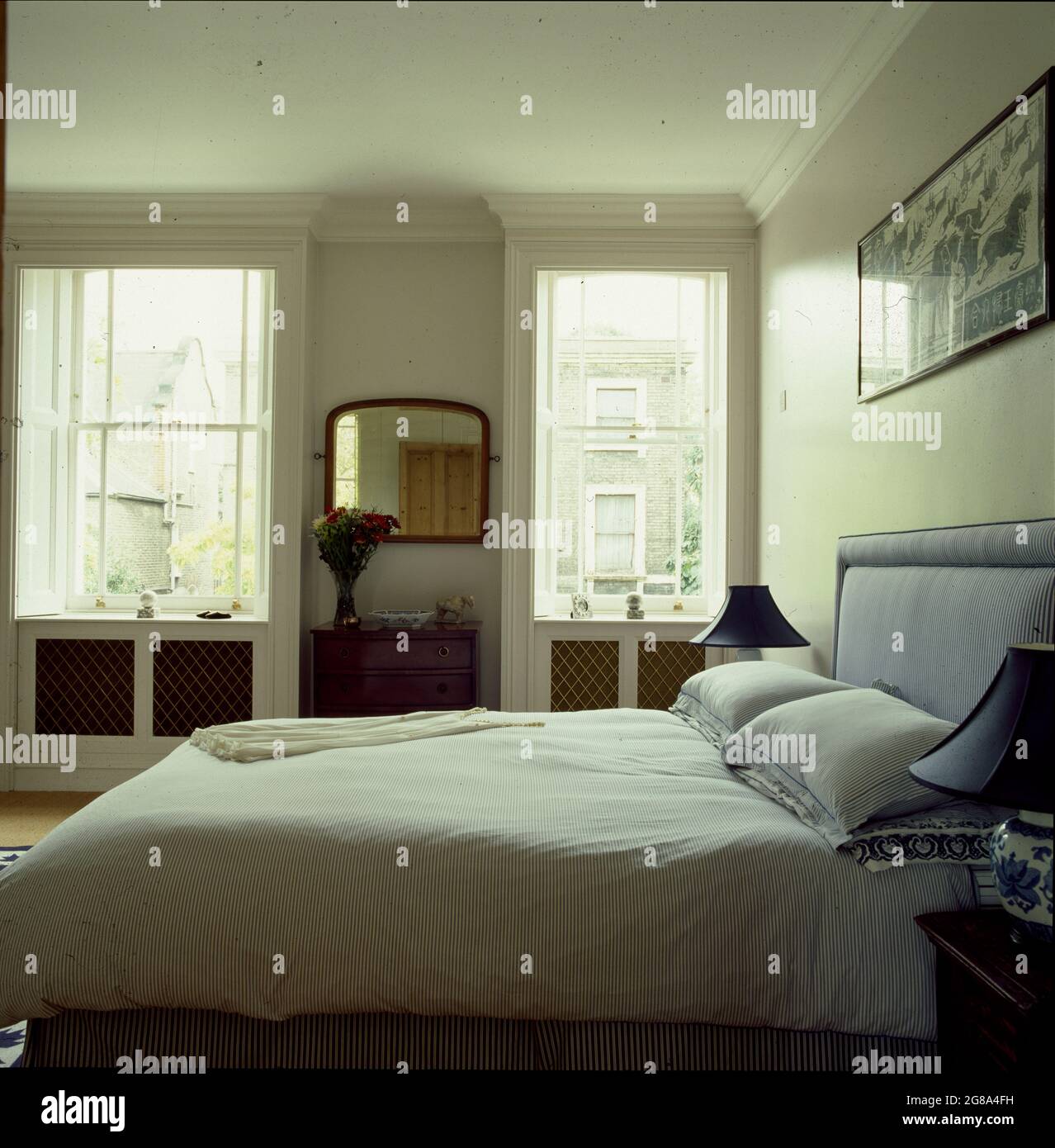 Camera da letto in una casa cittadina bianca Foto Stock