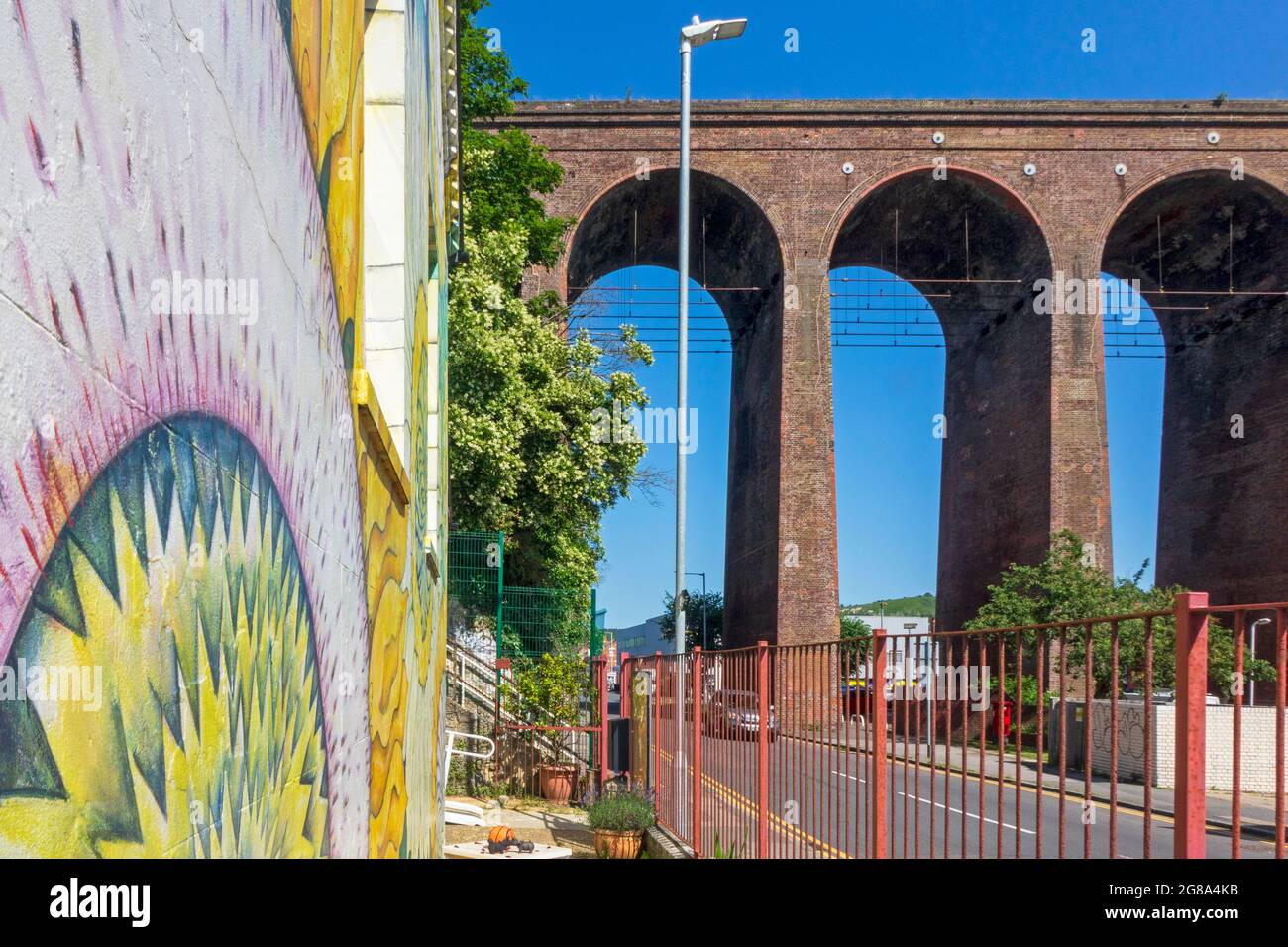 Il ponte viadotto della Ferrovia Vittoriana, che attraversa Foord Road, a Folkestone, Kent, Regno Unito. Il lavoro del costruttore Cubitt. Foto Stock