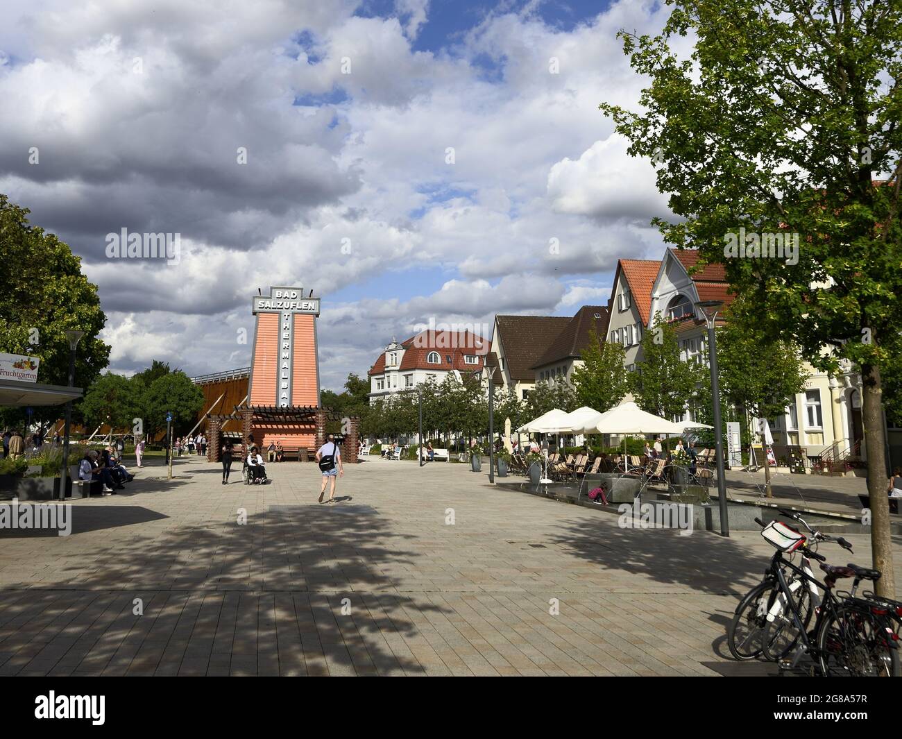 Bad Oeynhausen, Kurpark und Kaiserpalais bei sonnigem Himmel, Bad Oeynhausen, Kurpark e Kaiserpalais in un cielo soleggiato Foto Stock