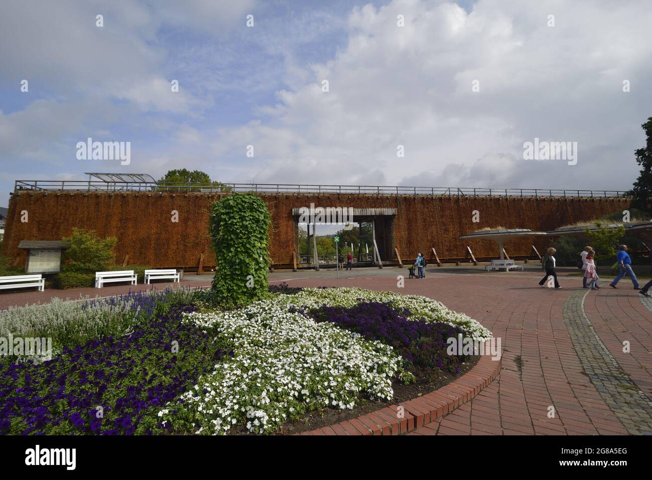 Bad Oeynhausen, Kurpark und Kaiserpalais bei sonnigem Himmel, Bad Oeynhausen, Kurpark e Kaiserpalais in un cielo soleggiato Foto Stock