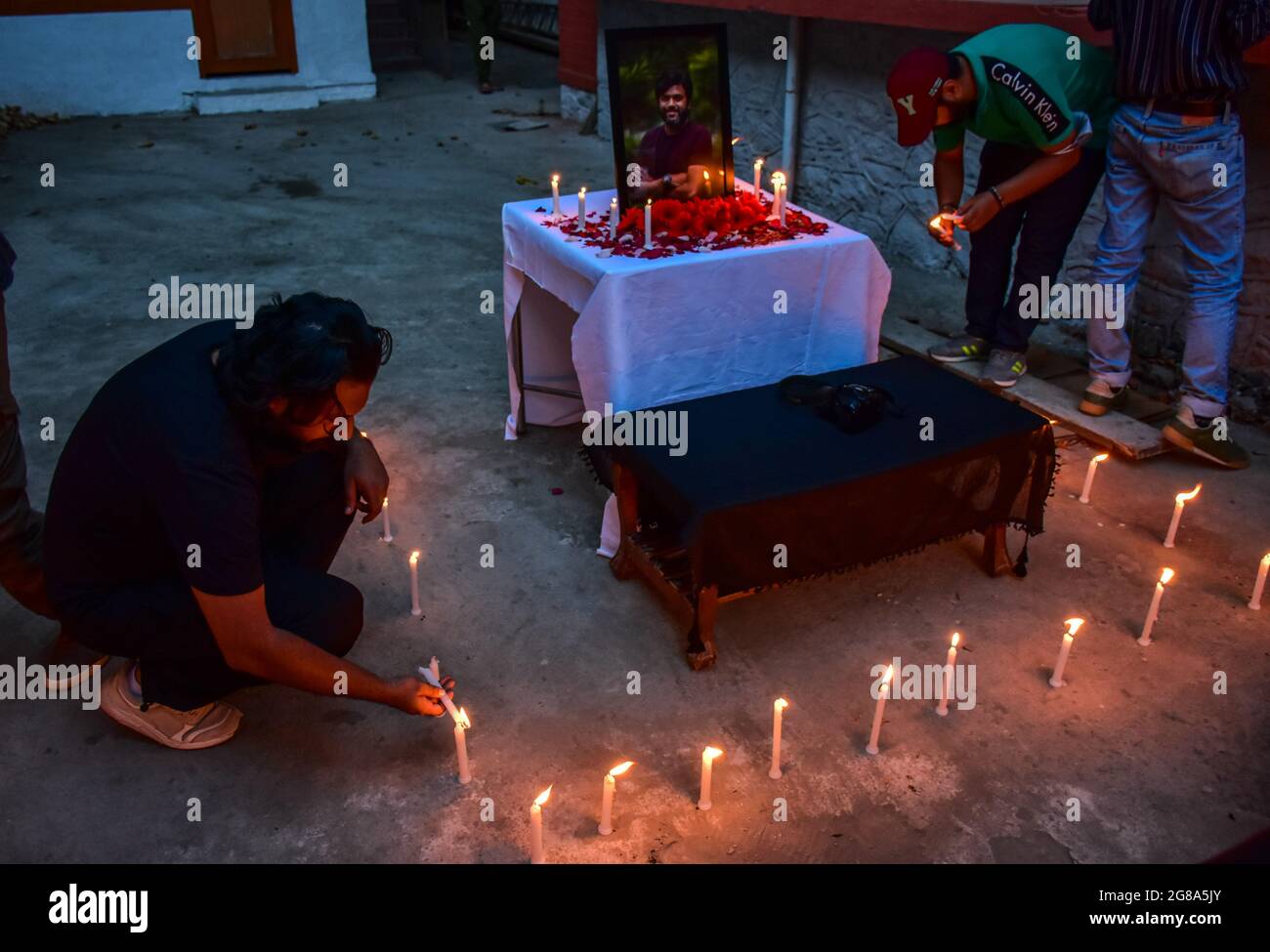Srinagar, India. 18 luglio 2021. I giornalisti del Kashmiri illuminano le candele mentre omaggio al giornalista danese Siddiqui, ucciso da Reuters, durante una veglia a lume di candela al Kashmir Press Club di Srinagar.Danish Siddiqui, Il fotografo vincitore del premio Pulitzer con l'agenzia di stampa Reuters è stato ucciso per coprire la lotta tra le forze di sicurezza afghane e i talebani vicino a un valico di frontiera con il Pakistan, secondo i media outlet, citando un comandante dell'esercito. (Foto di Saqib Majeed/SOPA Images/Sipa USA) Credit: Sipa USA/Alamy Live News Foto Stock