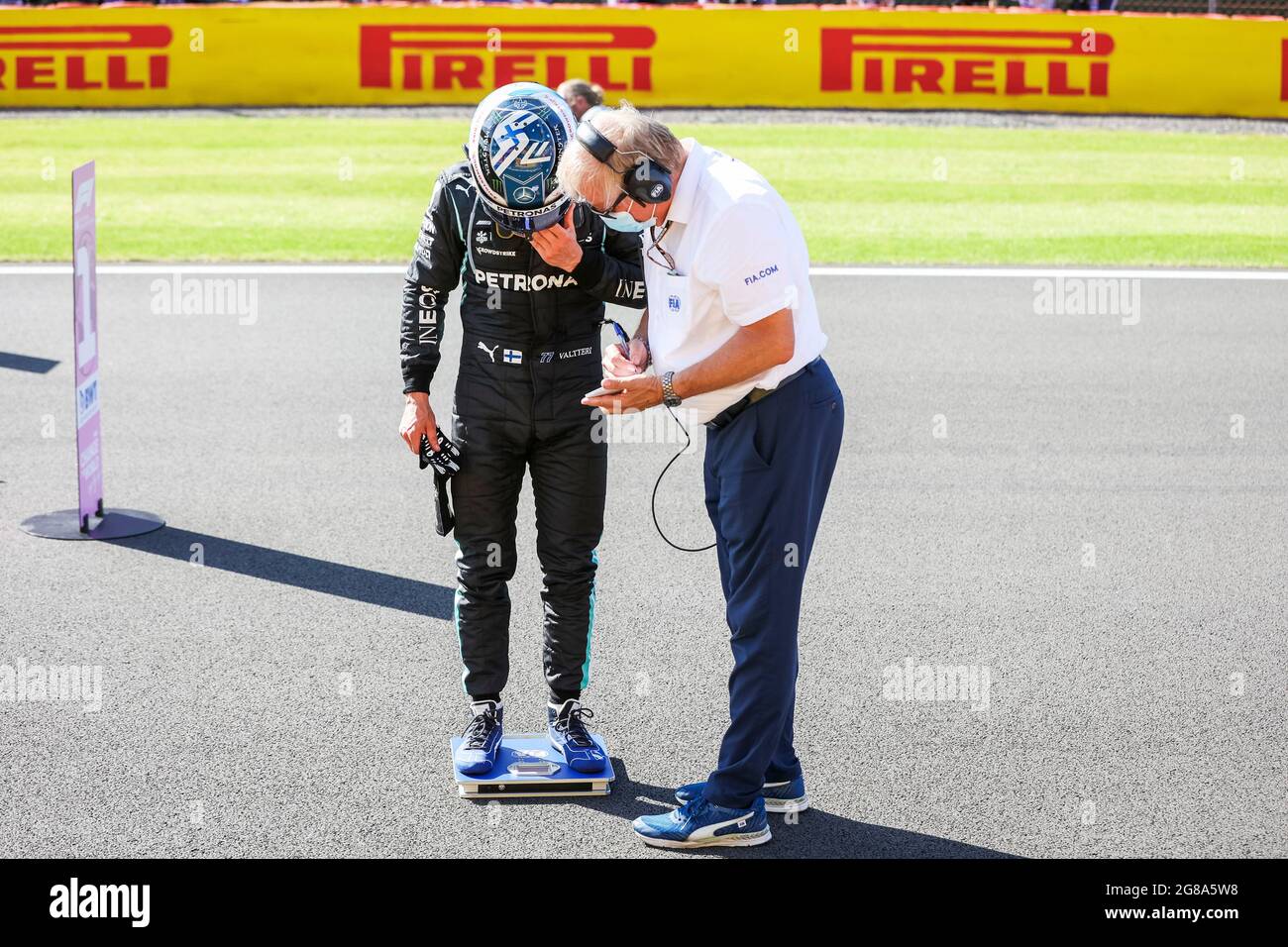 Silverstone, Regno Unito. 17 luglio 2021. 77 Valtteri Bottas (fin, Mercedes-AMG Petronas F1 Team), Jo Bauer (FIA), Gran Premio di Gran Bretagna di Formula 1 al circuito di Silverstone il 17 luglio 2021 a Silverstone, Regno Unito. (Foto di HOCH ZWEI) Credit: dpa/Alamy Live News Foto Stock