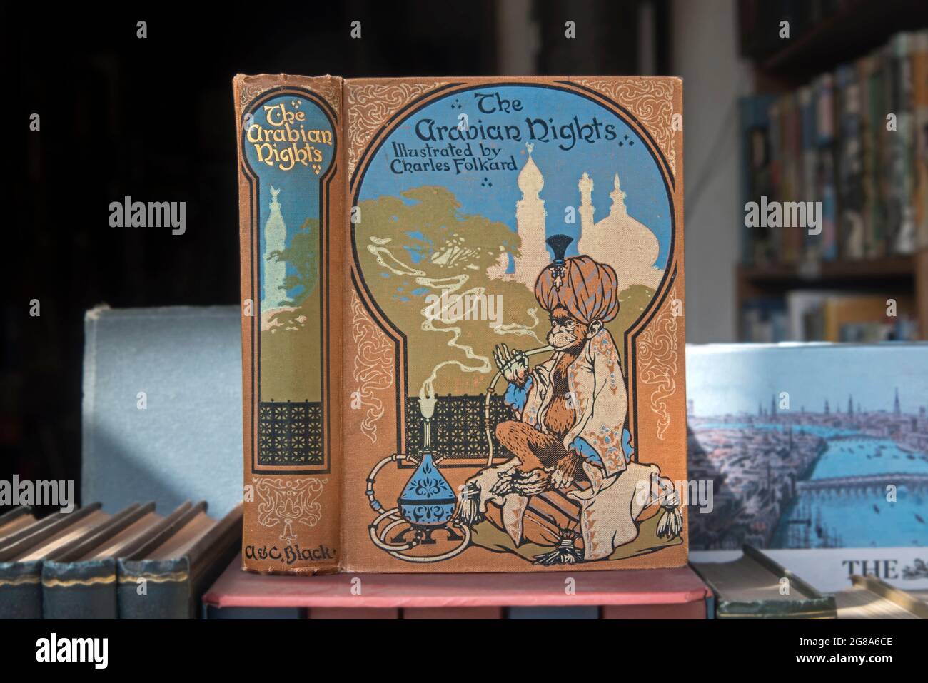 Copia in seconda mano di 'The Arabian Nights' pubblicata nel 1913 da Adam e Charles Black, Londra e illustrata da Charles Folklard. Foto Stock
